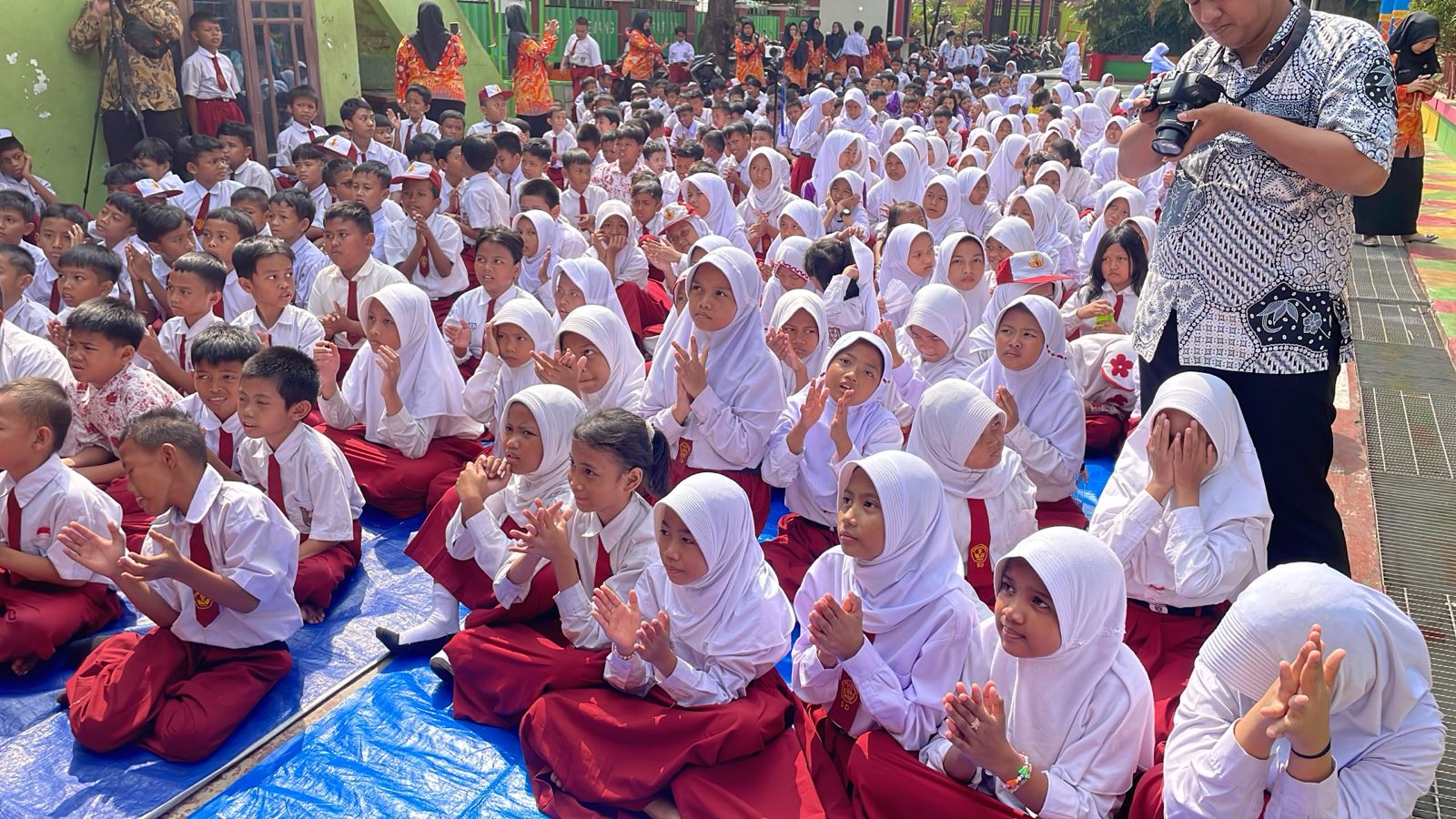 KAREDOK (Kreasi Aksi Rekreasi Dongeng Keliling)